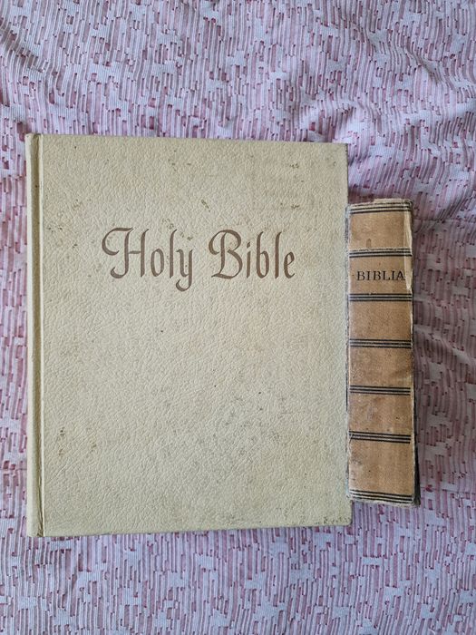 Conjunto de 2 Bíblias: Holy Bible e Bíblia Sagrada