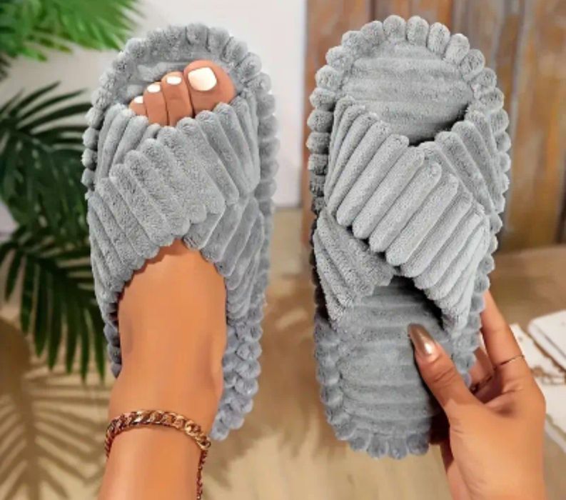 Жіночі красиві тапочки