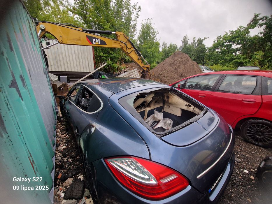 Wrak pojazdu Porsche Panamera turbo 4.8 cm3