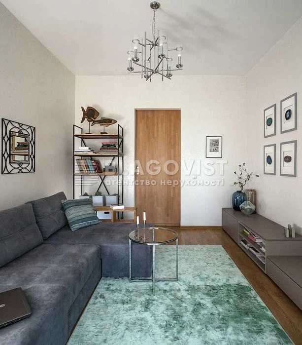 2-кімнатна сталінка 56 м² біля метро | Цегла, високі стелі, ремонт