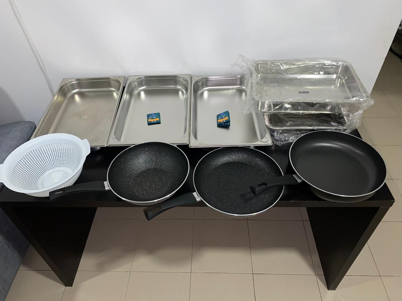 Vende se 3. Buffet completo, com louças, caçarolas, supera elétrica.