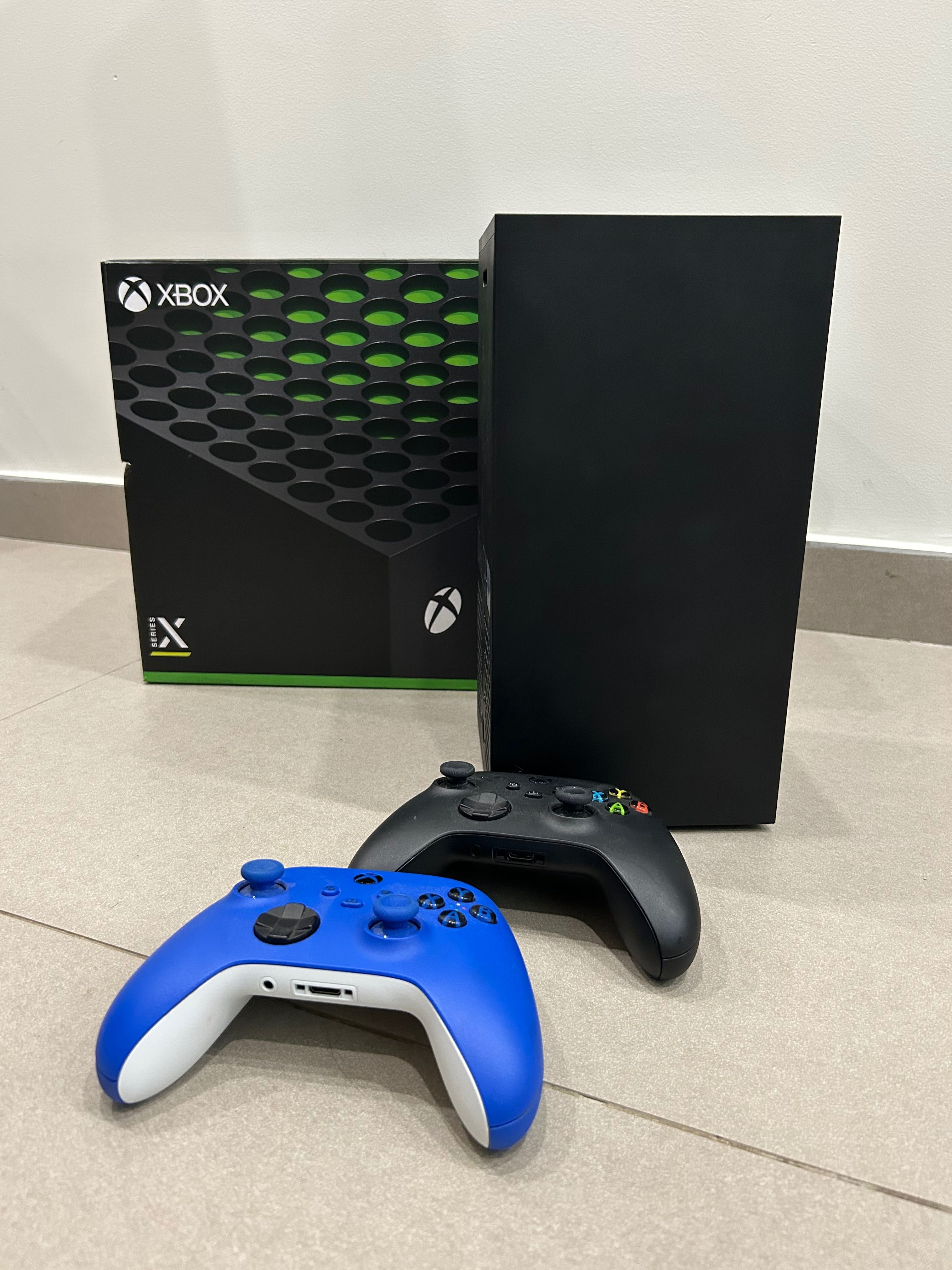 XBOX X com dois comandos