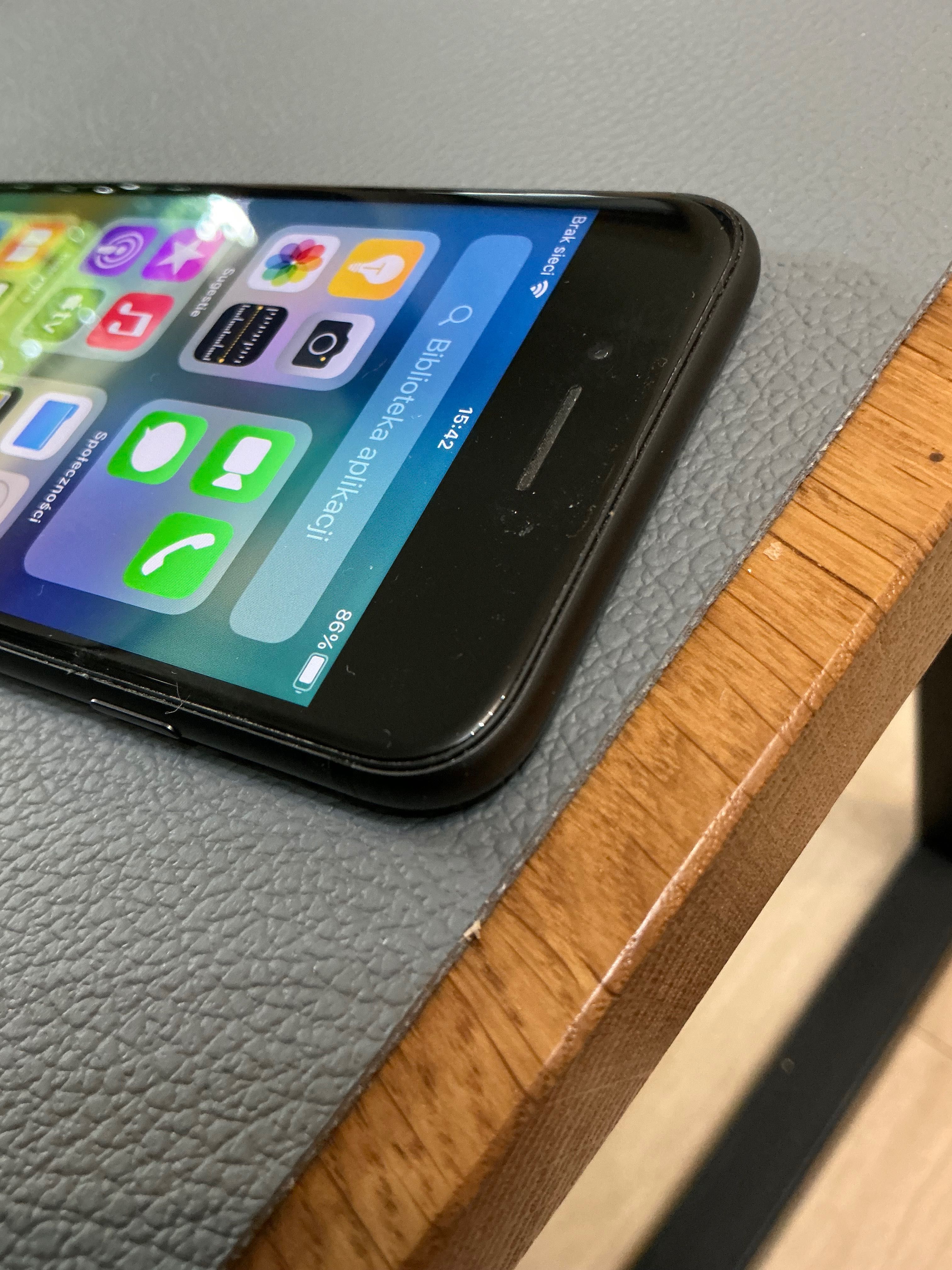 iPhone 8, stan idealny + etui, jak nowy
