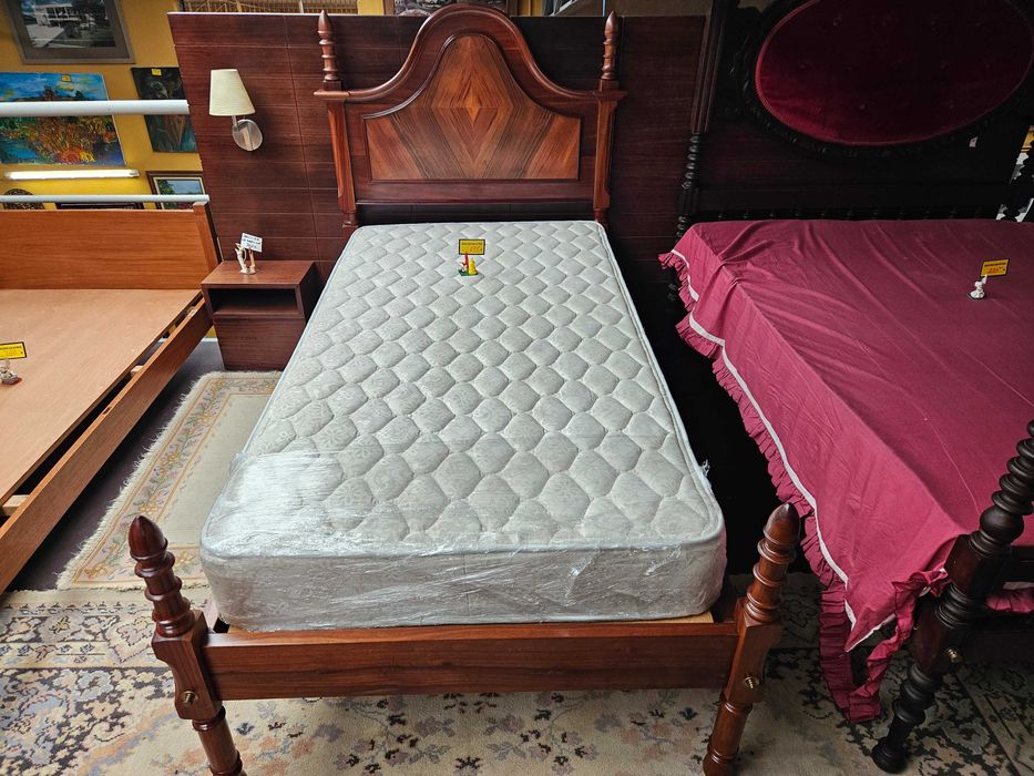 Cama de solteiro com estrado e colchão - Muito bom estado geral
