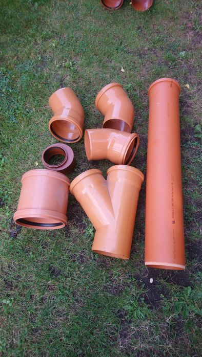 Rura kanalizacyjna fi 160 mm - długość 2 m i inne kształtki.