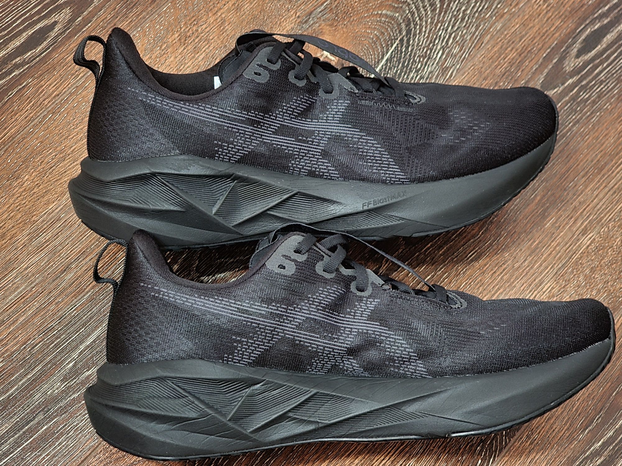 Оригінал 100% чоловічі кросівки asics novablast 5  eur 45