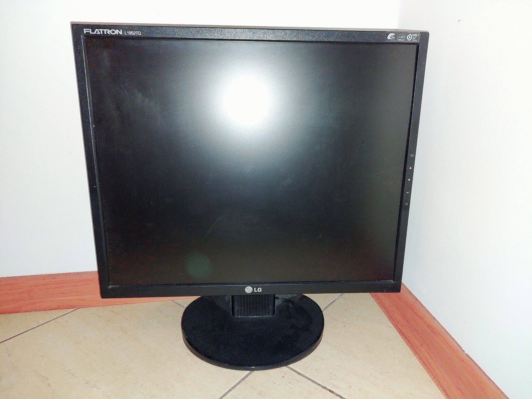 Monitor LG L1952TQ