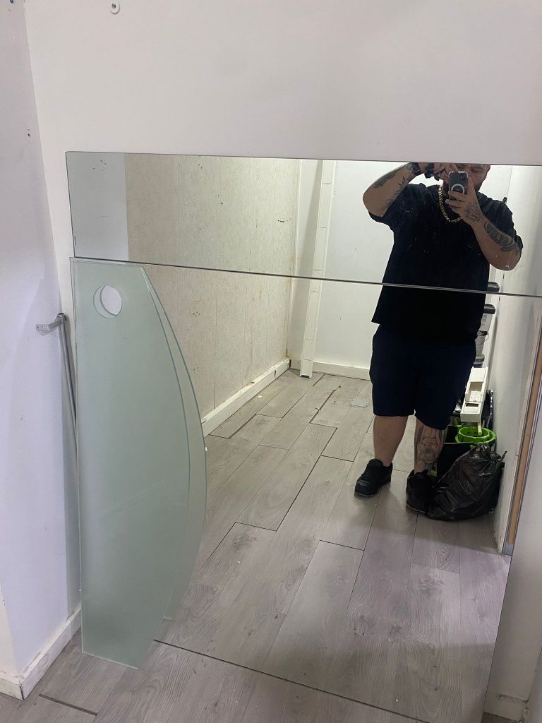 Espelho e bancada de salão, barbearia ou cabeleireiro