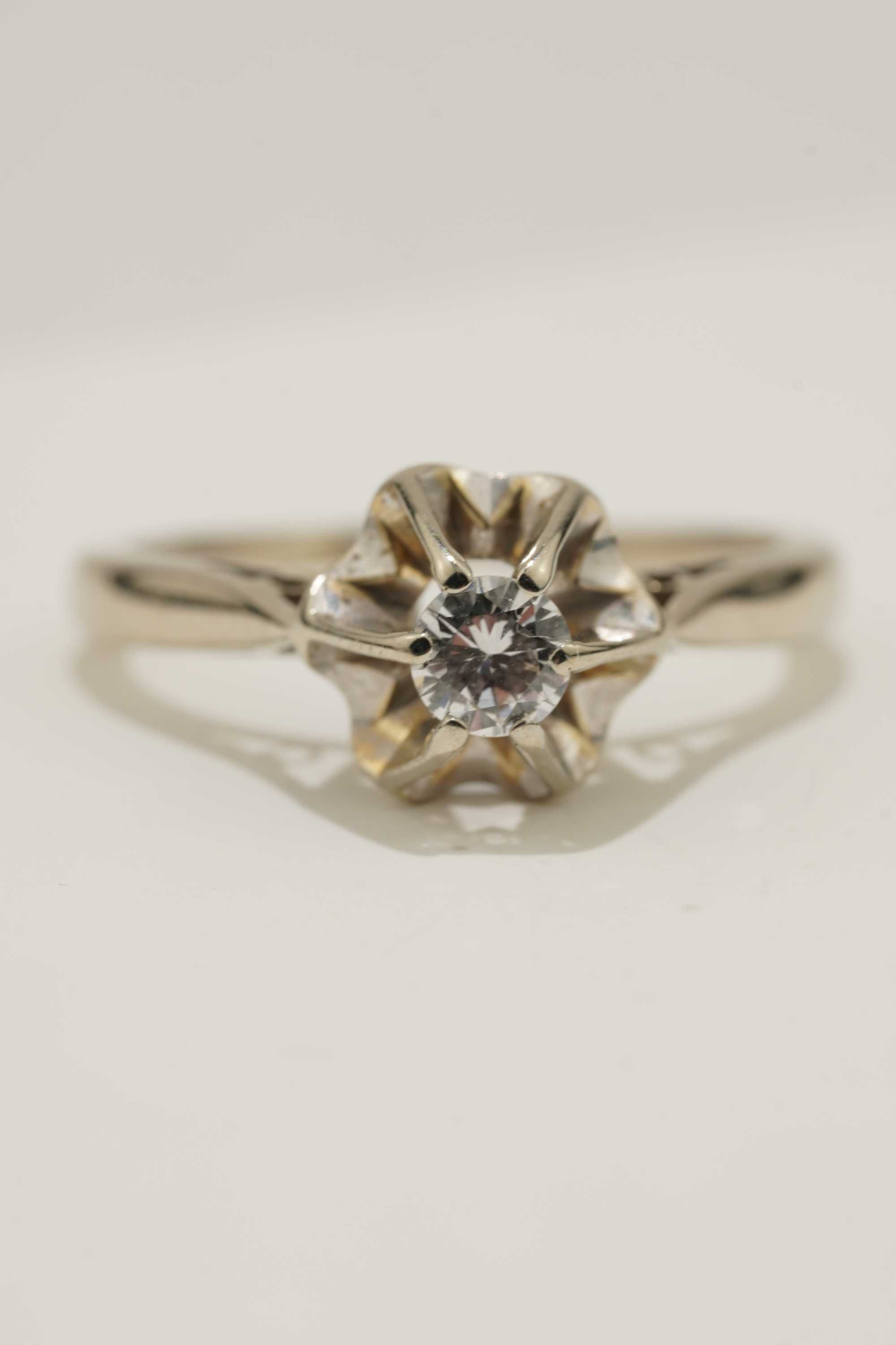 Złoty pierścionek z brylantem 0.16 ct