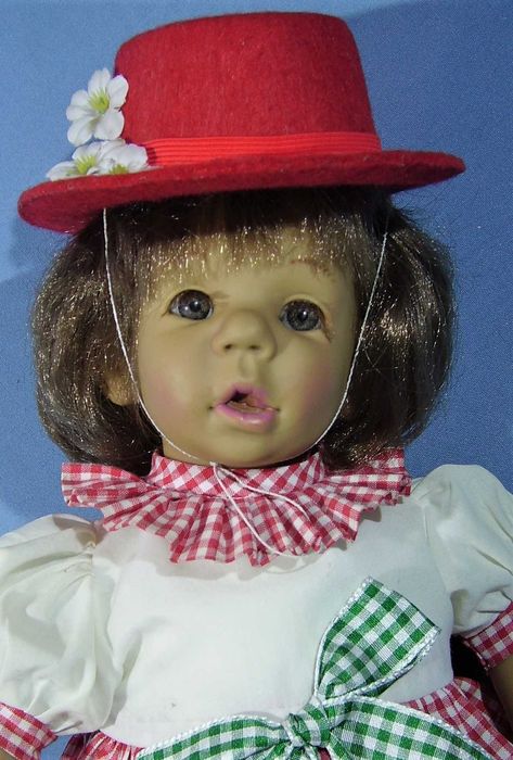 Лялька кукла дівчинка в червоному капелюшку характерна іспанська взута