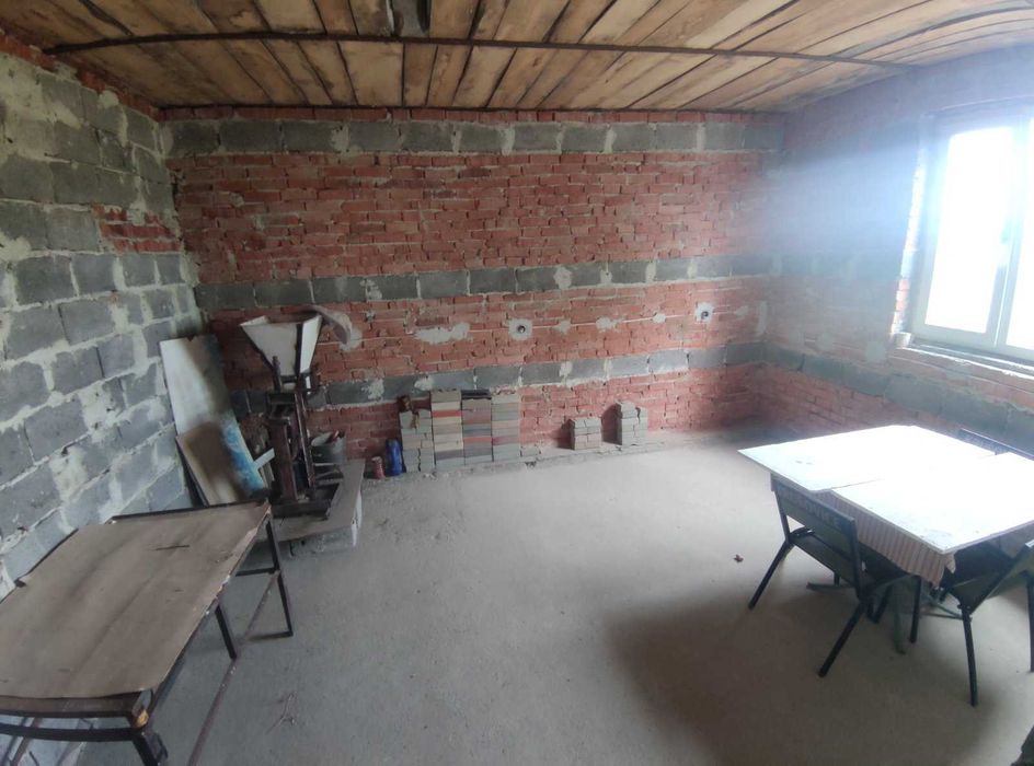 Продається незавершене будівництво  в с .Угільна 20сот.землі!