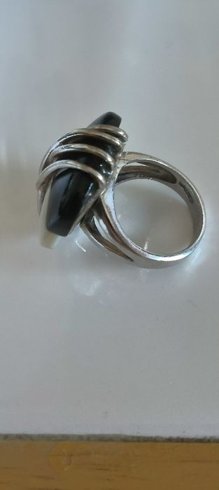 Anel em prata preto e branco