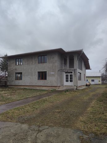 Продажа дома з озером у селі Рожнів на Прикарпатті. 1 га землі.