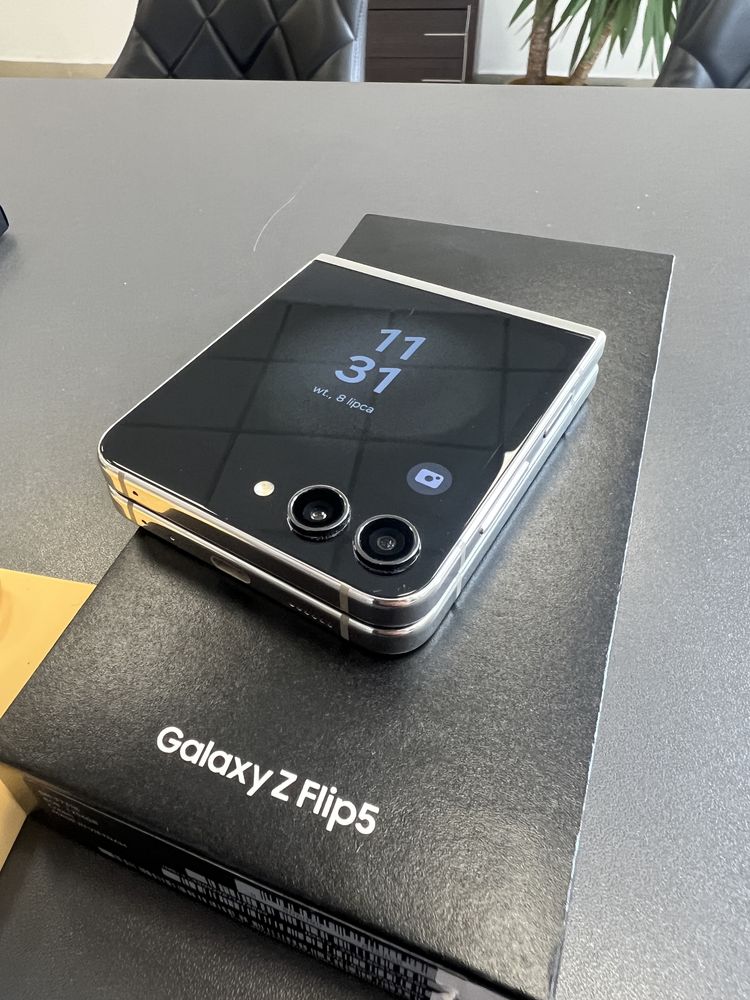 - Samsung Galaxy Z Flip 5 - jak nowy - komplet - gratisy -