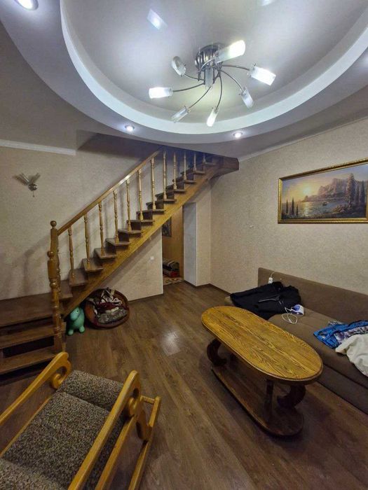 Продам приватну садибу з готовим бізнесом у сфері перетяжки меблів