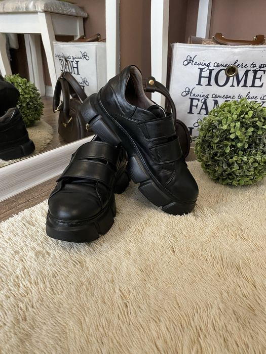 Шкіряні кросівки на липучках