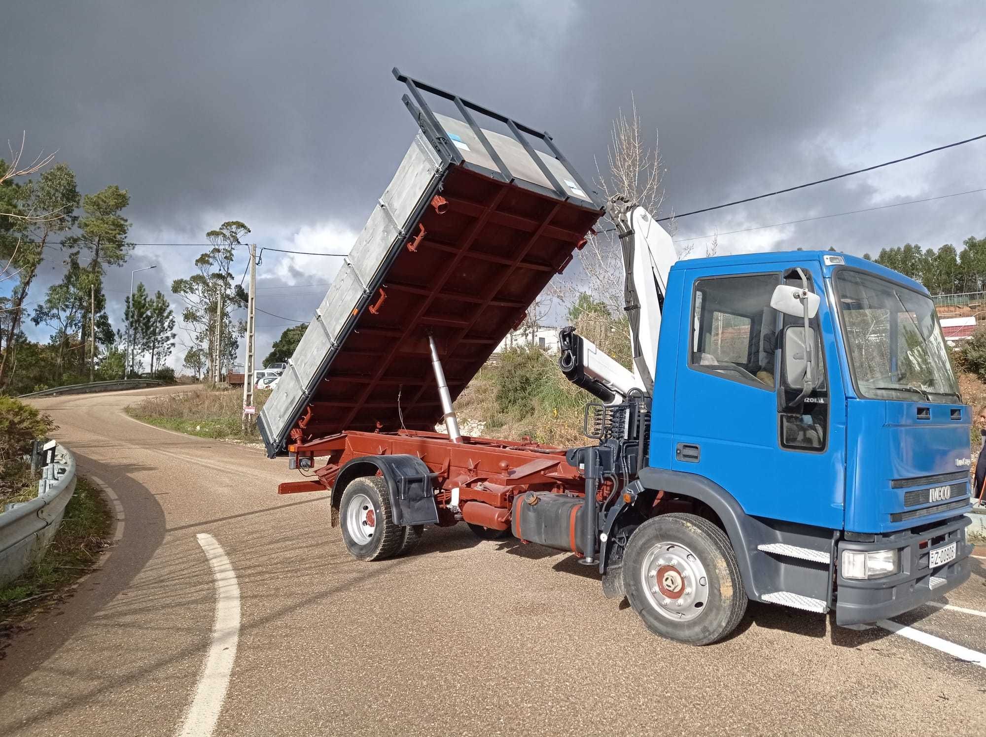 Camião Tribasculante com Grua de Caixa Aberta em Bom Estado