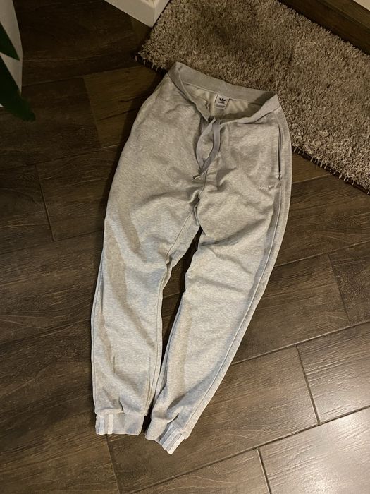 Сірі штани адідас