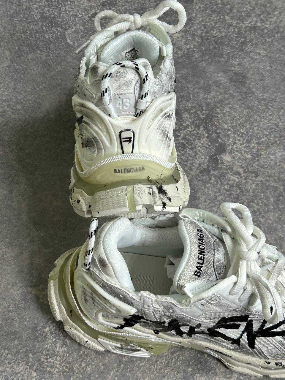 BALENCIAGA Runner graffiti кроссовки белые кеди кросівки чорні 43 40