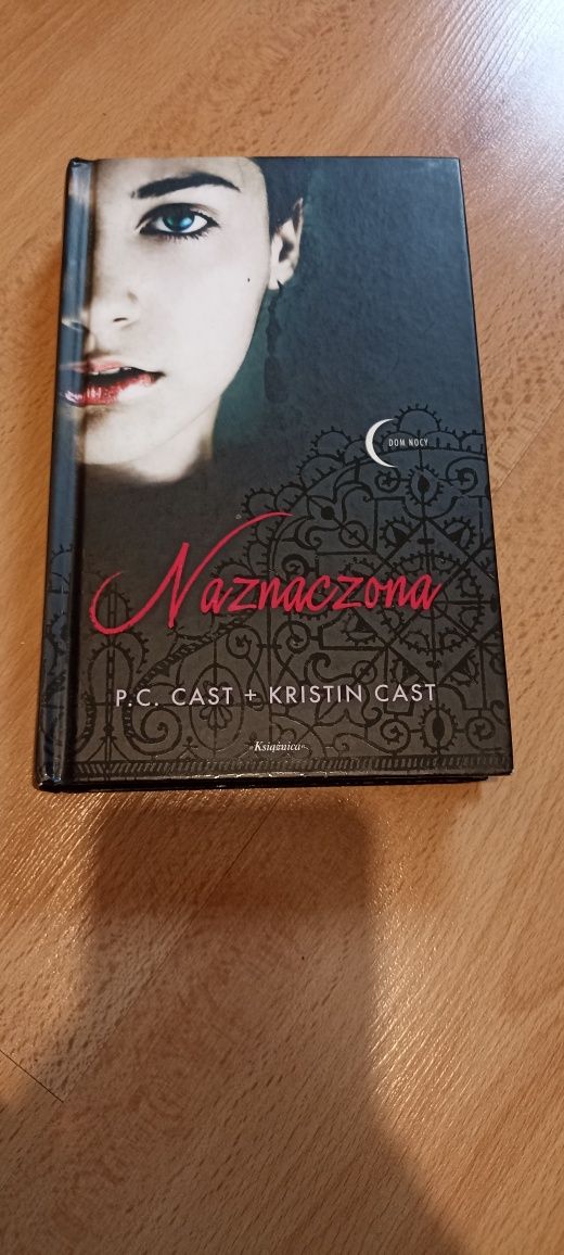 Naznaczona książka w twardej okładce autorstwa kristin cast dom nocy