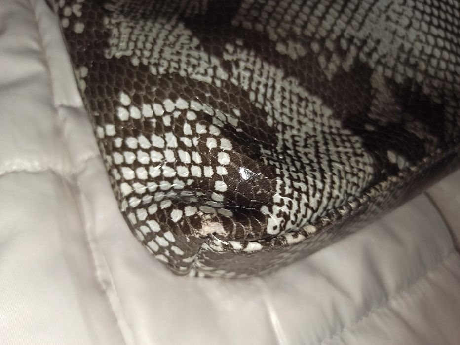 Сумка багет зміїний принт Monki
