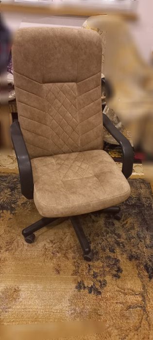 Продам крісло офісне з штучної шкіри