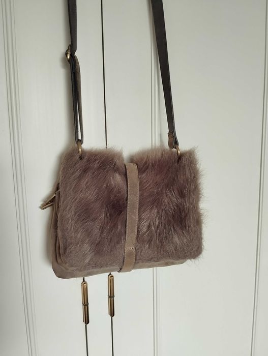 Bolsa em pelo e pele sintética