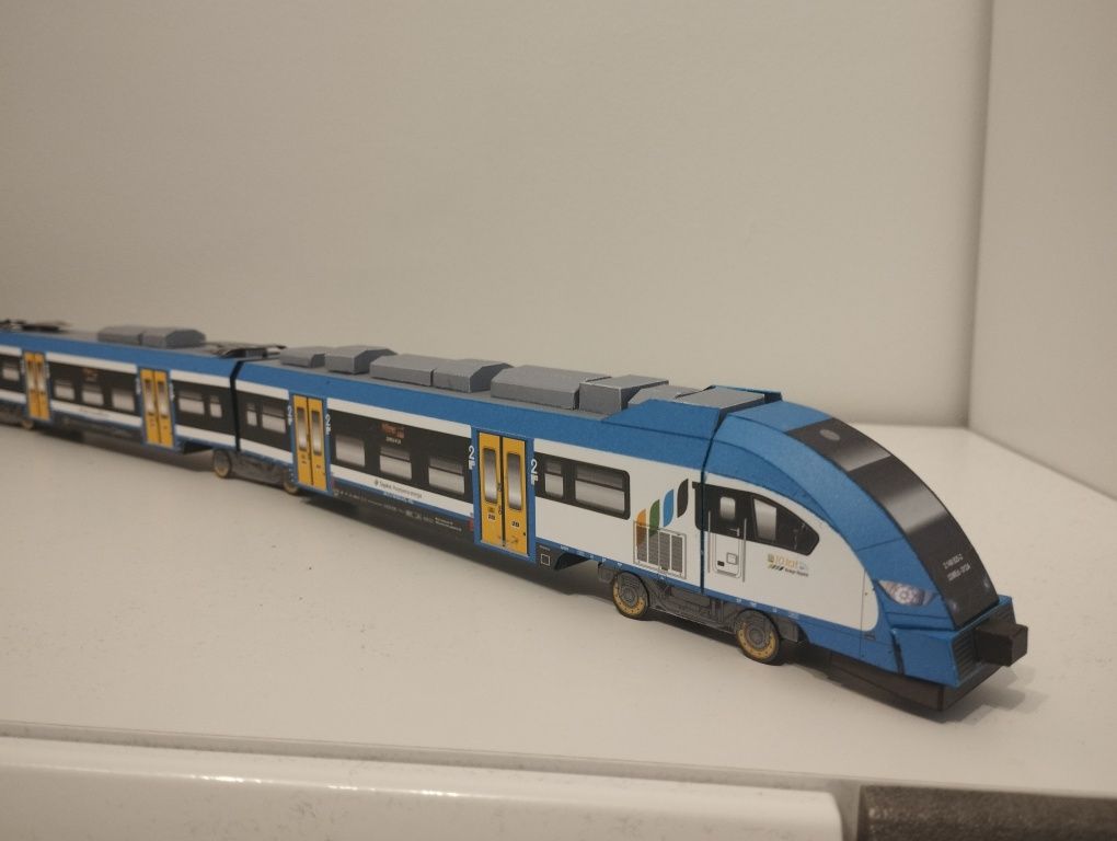Model kartonowy zabawka pociąg miejski koleje śląskie  ELF II elektryc
