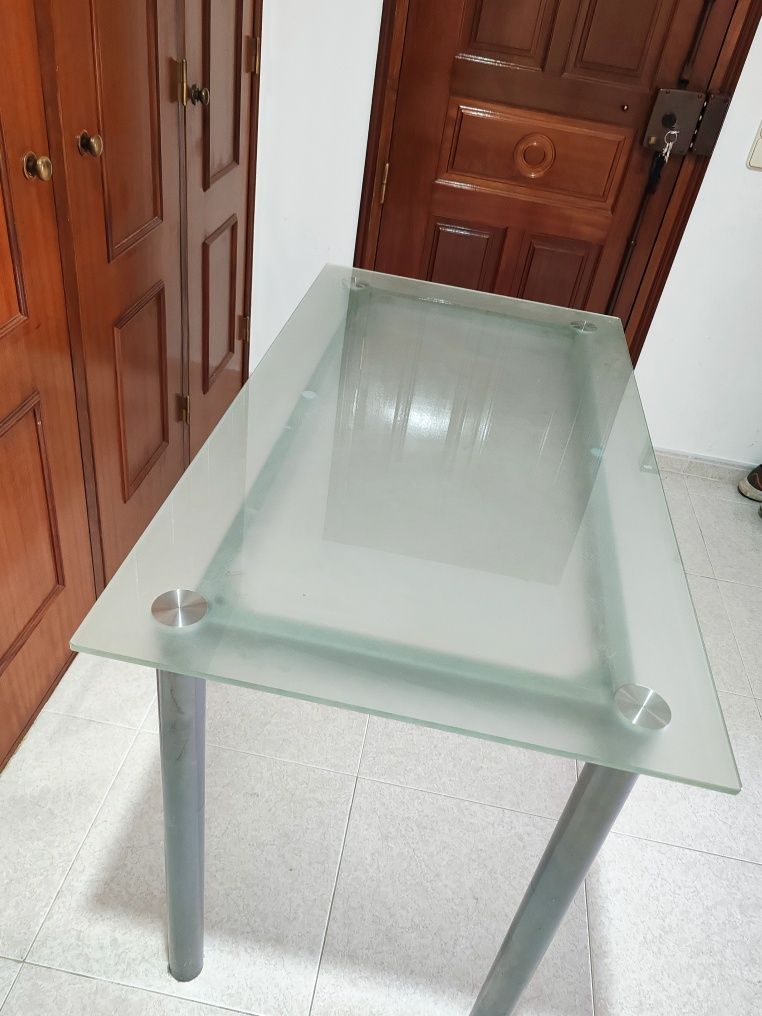 Mesa de vidro em bom estado