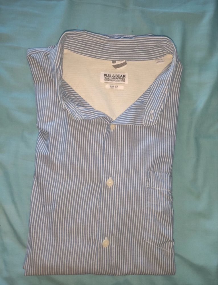 Camisa azul e branca