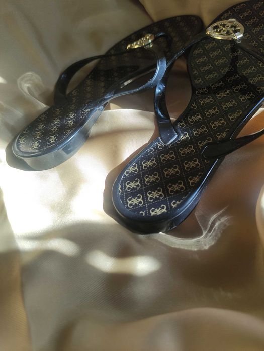 шльопанці босоніжки Guess