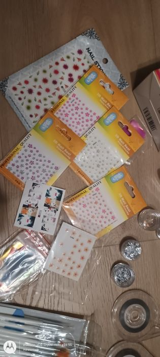 Akcesoria do zdobienia paznokci
