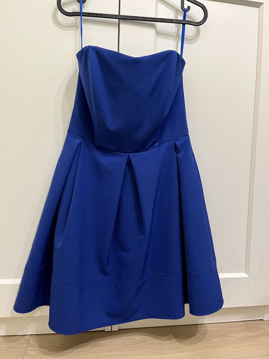 Elegancka niebieska sukienka, rozkloszowany fason