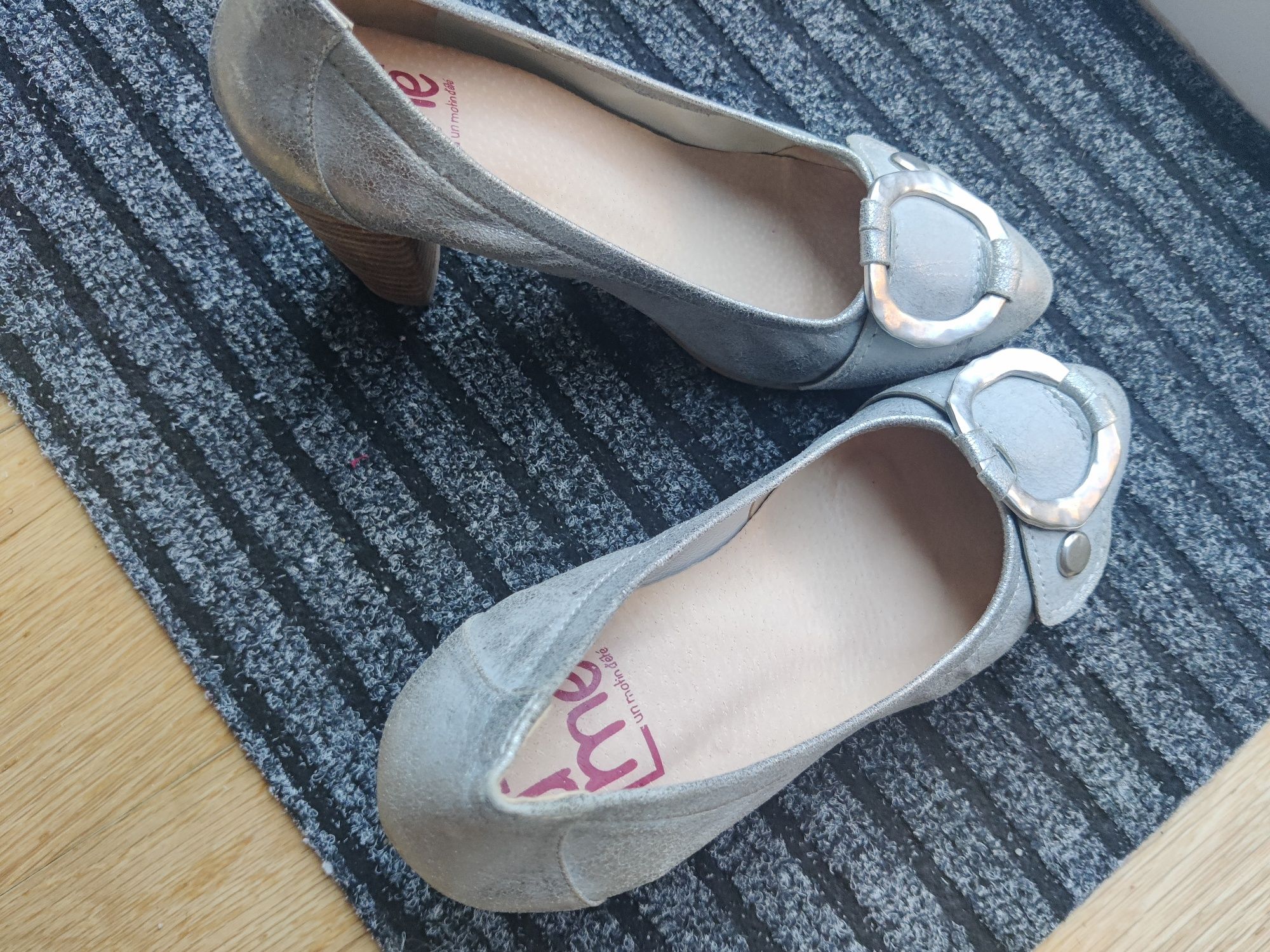 Sapatos prateados, saltos altos, 36, Un monde d'été