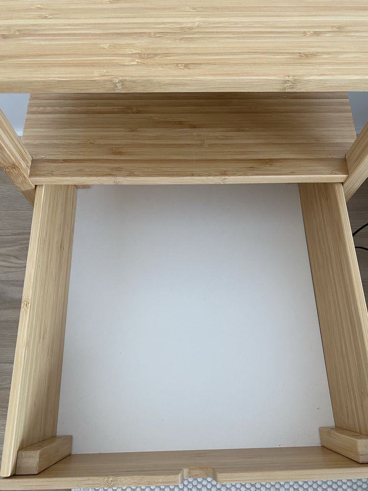 Mesa de cabeceira em bambu
