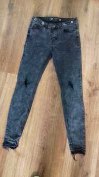 Jeansowe spodnie z rozdarciami i przetarciami