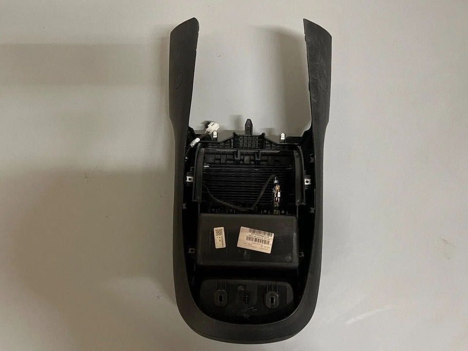 Schowek dolny Mercedes klasa V W447 tunel środkowy 12 V