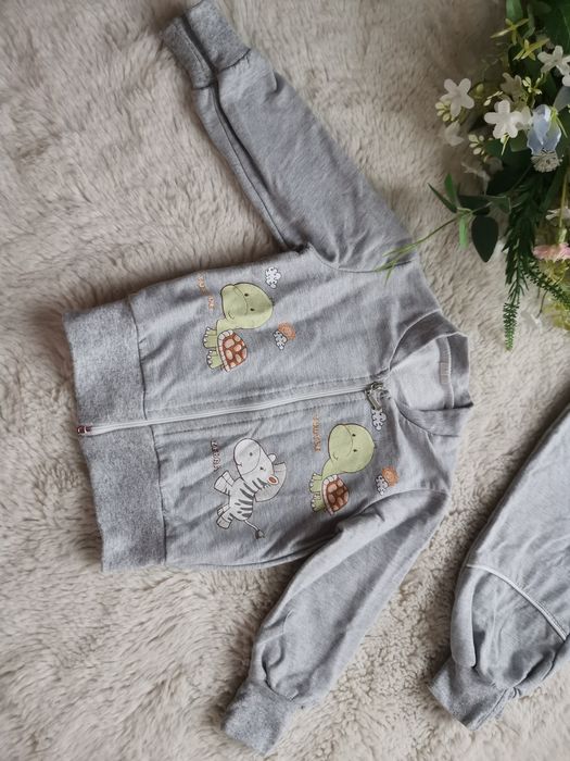 Bawełniany dres chłopięcy szary w zwierzątka rozm. 68 marki Artex