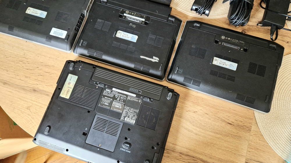 Zestaw 4 laptopy Dell, stacje dokujące Dell, zasilacze