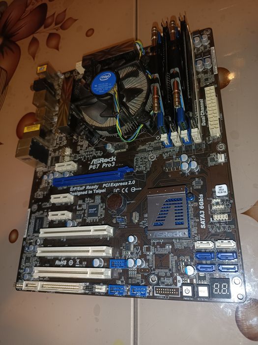 Материнська плата в зборі