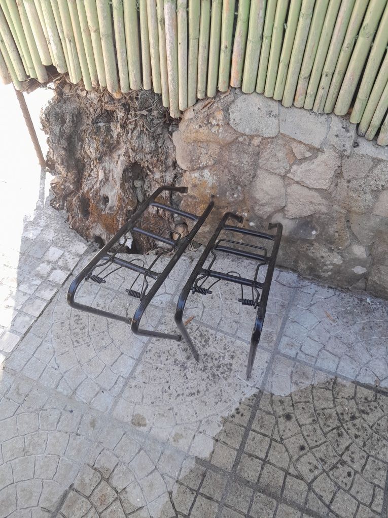 Dois Apoios para bicicletas.
