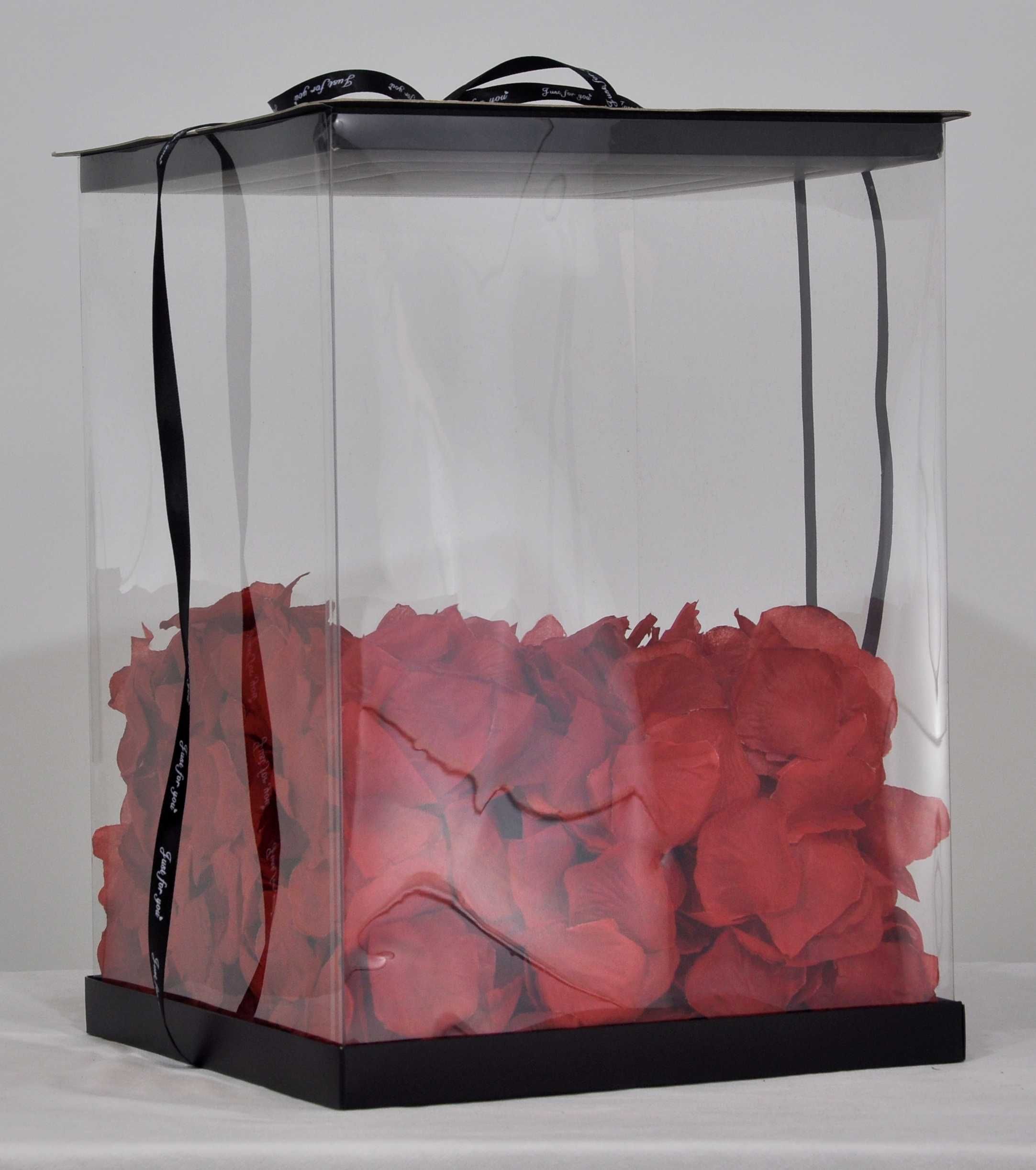 Pudełko 40cm w Połowie Wypełnione Płatkami Róż Prezent na Walentynki