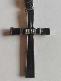Czarny krzyż na czarnym sznurku