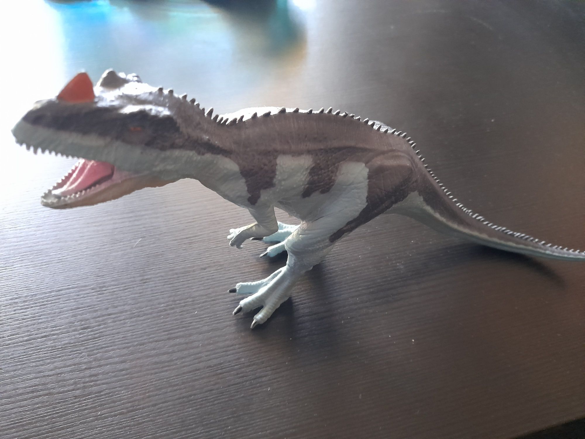 Dinozaur z rogiem
