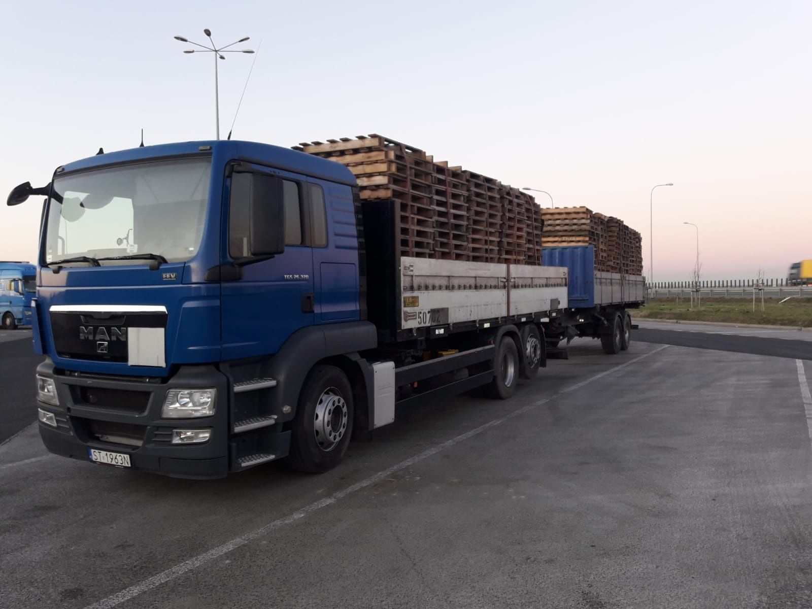 Usługi transportowe z rozładunkiem wózkiem widłowym.