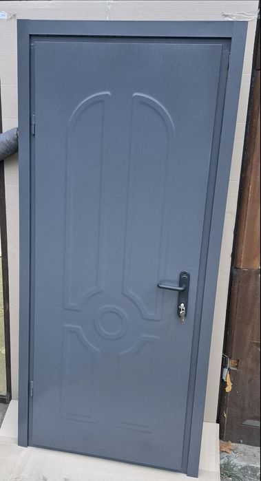 Вхідні двері в будинок хозблок гараж погреб сарай. Металеві Технічні