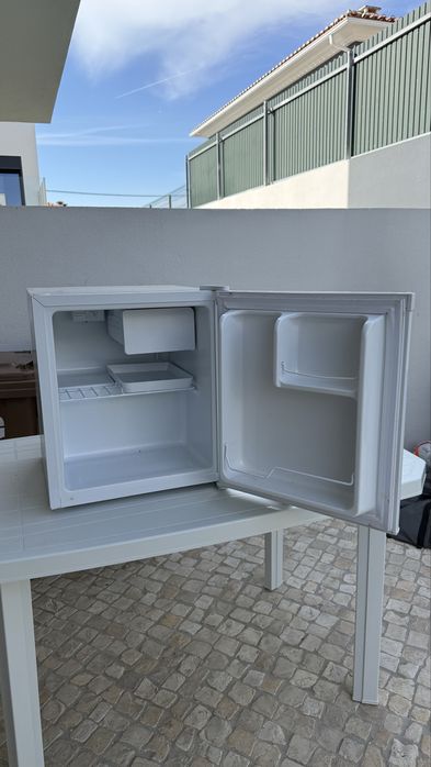 Mini bar com congelador - como novo
