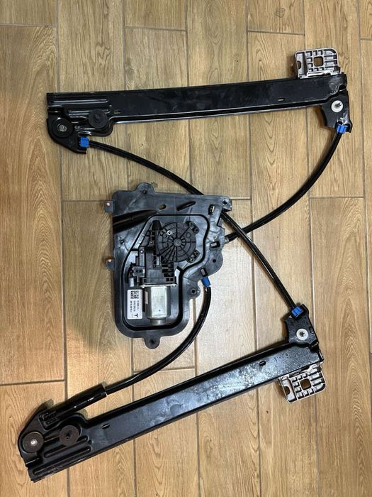 Склопідіймач Tesla 3, лівий передній