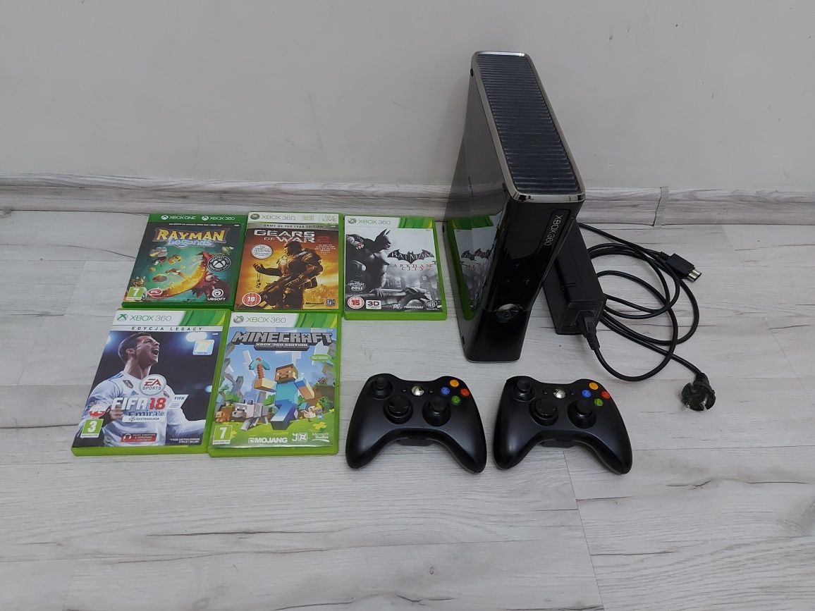 Xbox 360 plus 2 pady plus gry