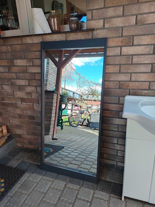 Duże lustro w drewnianej ramie czarne